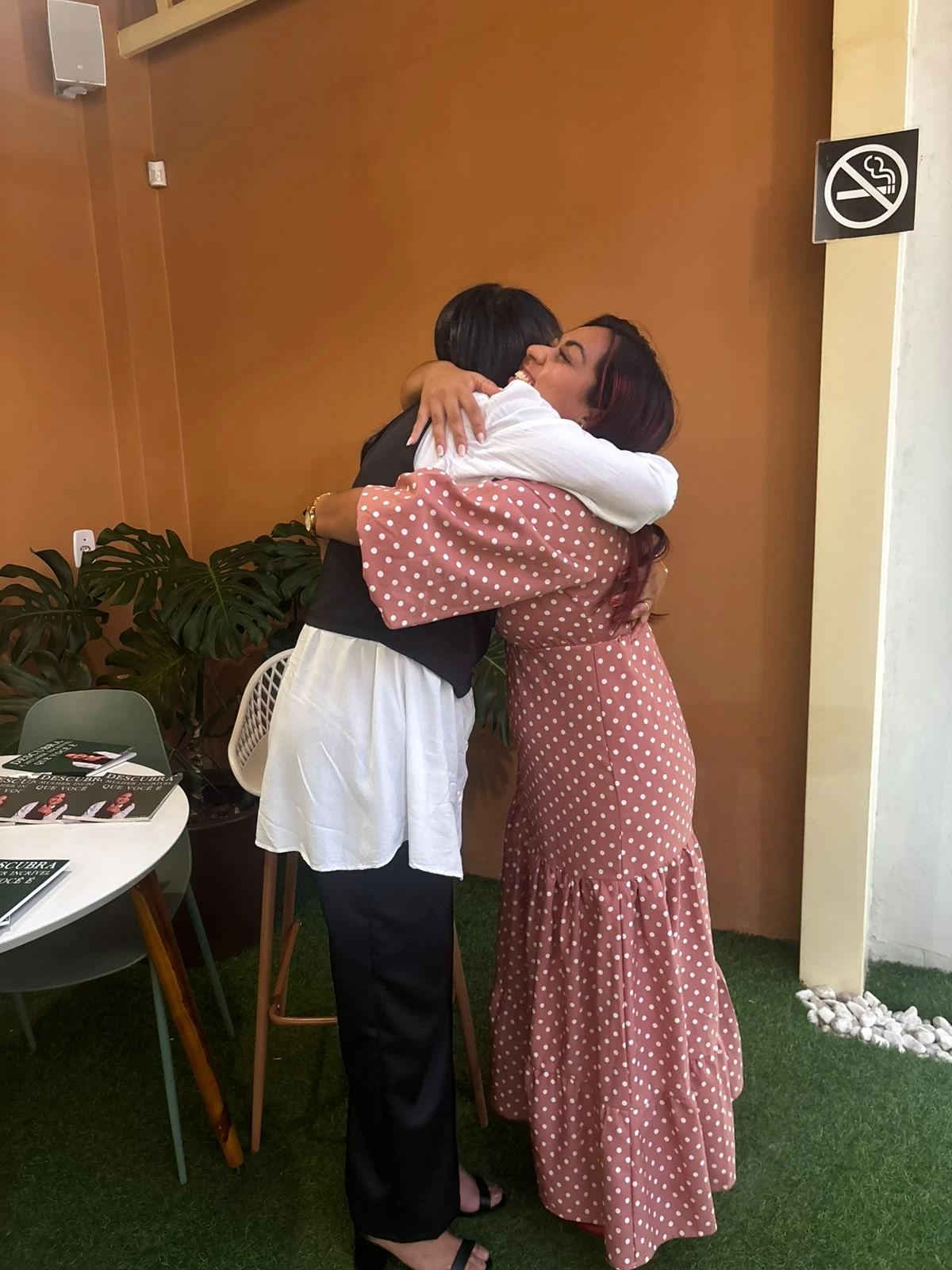 Abraço durante encontro em torno da escrita