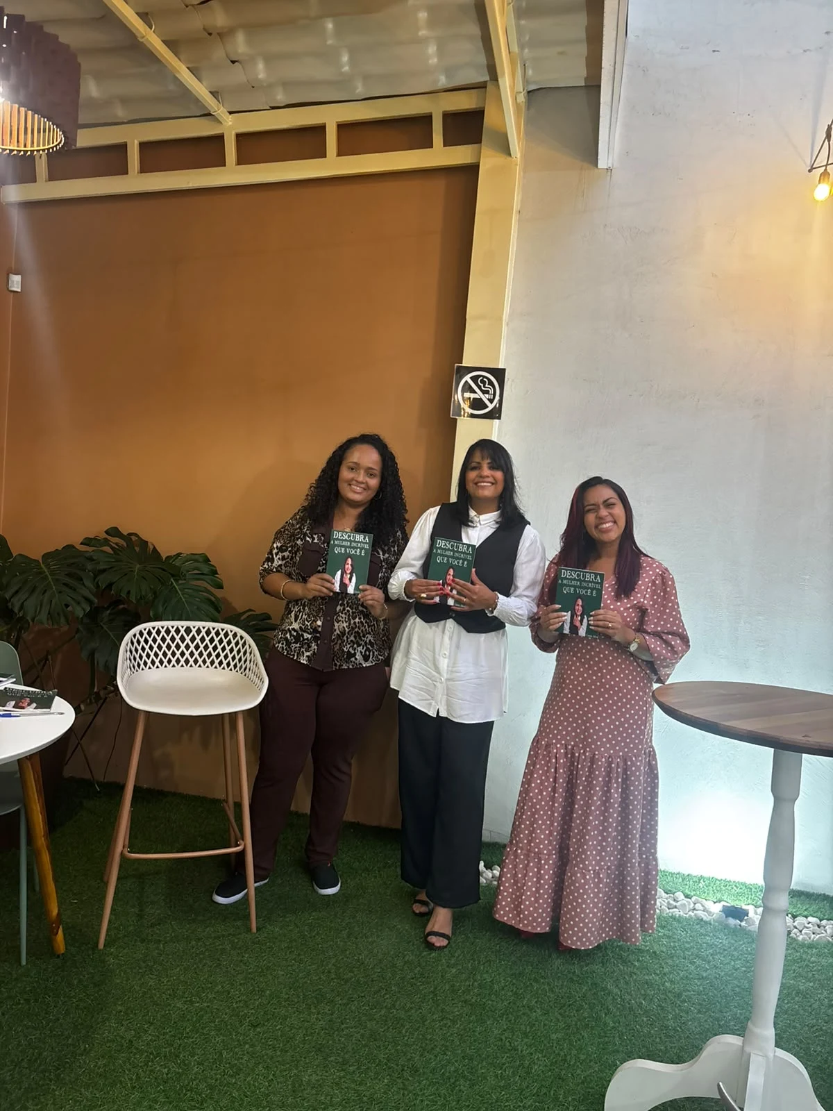Três mulheres reunidas com livros