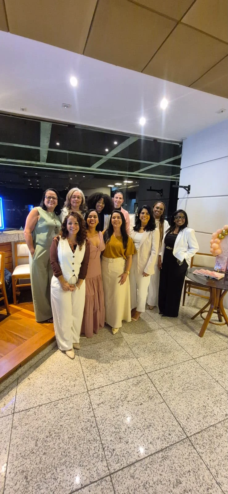 Grupo de mulheres reunidas em evento